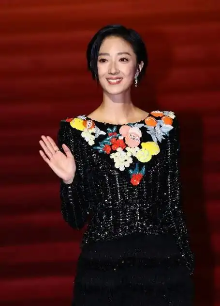 桂纶镁与李心洁同台时尚活动黑色亮面短外套尽显身材比例