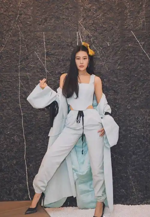 36岁袁娅维真该火,"内衣外穿"婚纱裙上综艺,"巴掌腰"身材太有料_衣品