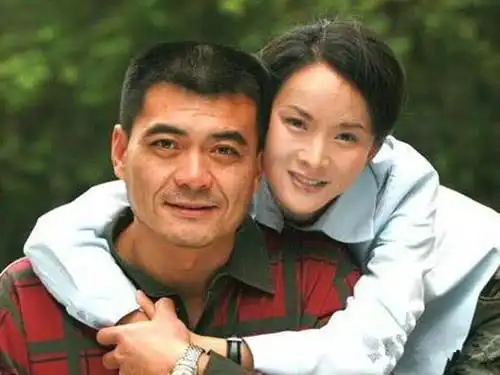 50岁才女唐静近照,前夫二婚娶小7岁影后,她和儿子相依为命