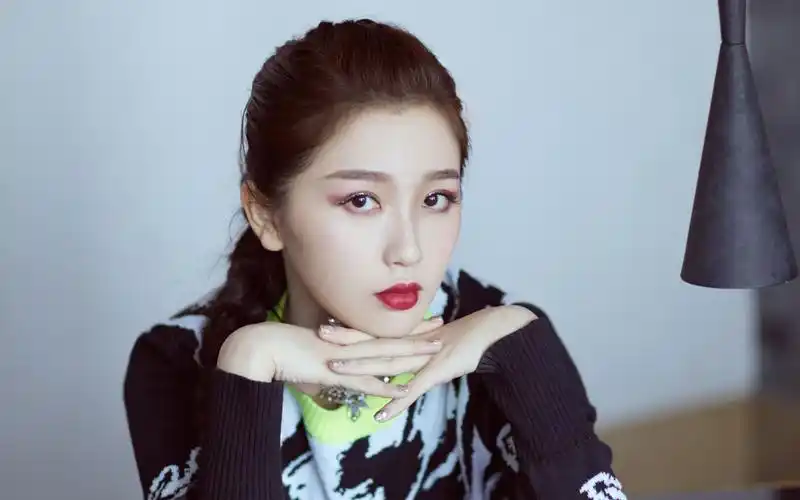 虞书欣时尚写真高清桌面壁纸