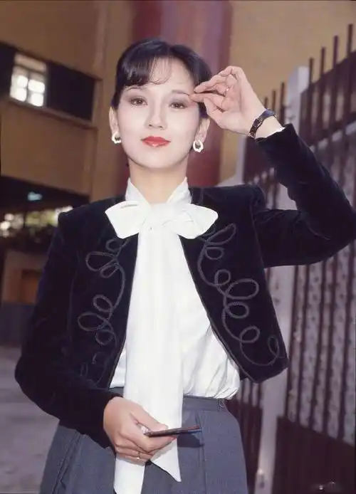 赵雅芝20岁绝美旧照曝光稚嫩打扮好清纯68岁的她体重不超95斤