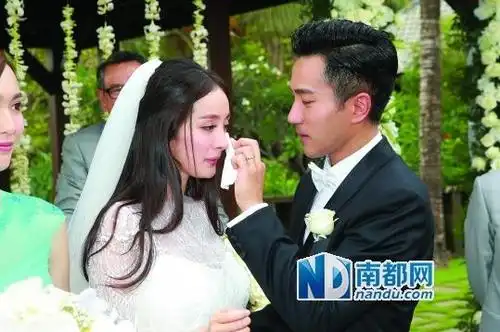 在巴厘岛婚礼现场,杨幂,刘恺威浪漫热吻,杨幂还数度喜极而泣,新郎则为