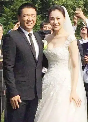 44岁李小冉依然美,承诺婚姻的鄢颇走了,遇见了半年结婚的徐佳宁