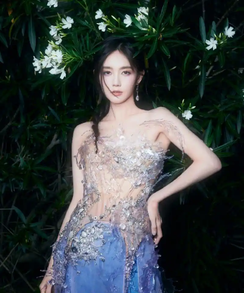 李一桐太美了吧!一身透明水珠裙简直就是美人鱼呀!