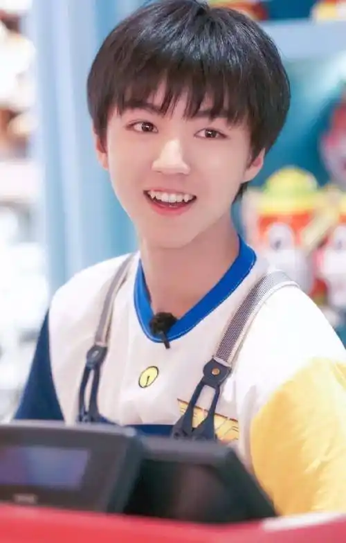 tfboys王俊凯绝对是最佳男友,王三岁太可爱了!_姿势_过山车_娃娃