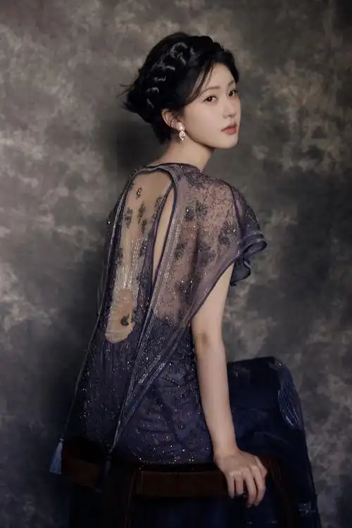 油画少女赵露思写真大赏25岁的她看上去能有45岁了吧