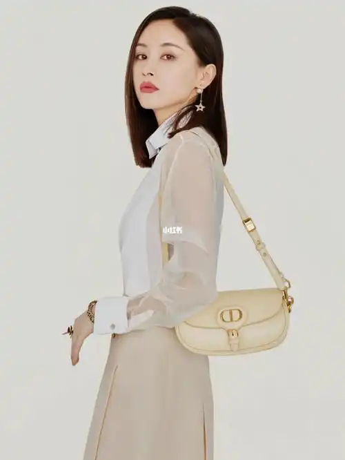 迪奥中国彩妆大使@王子文倾情演绎dior bobby east-west经典风格手袋.