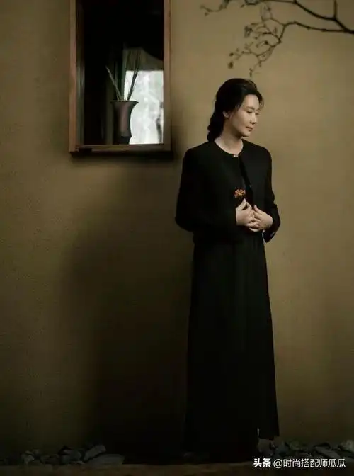 被何赛飞的打扮惊艳了穿着花哨却很高级年过60却没有大妈感