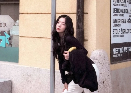 裴珠泫穿西装太放肆了,配露脐装秀了把好身材!