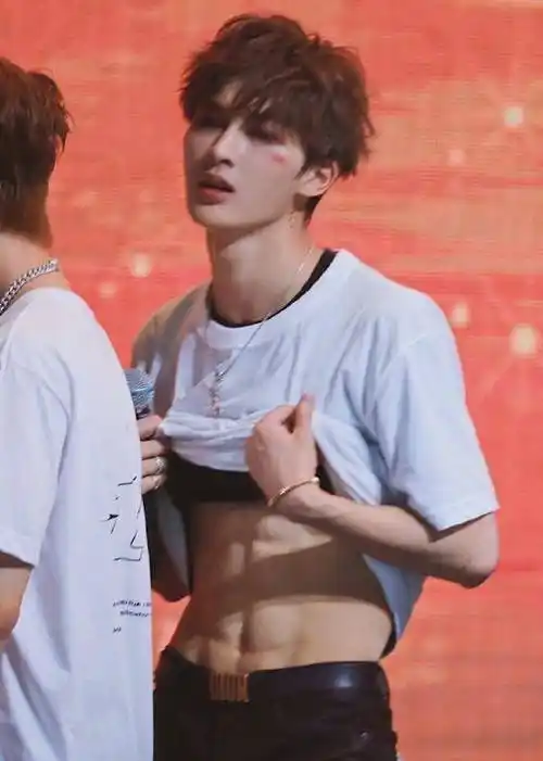 偶遇杨洋打篮球,在人群中修长有力量感,肌肉线条太好看了_网友_行为