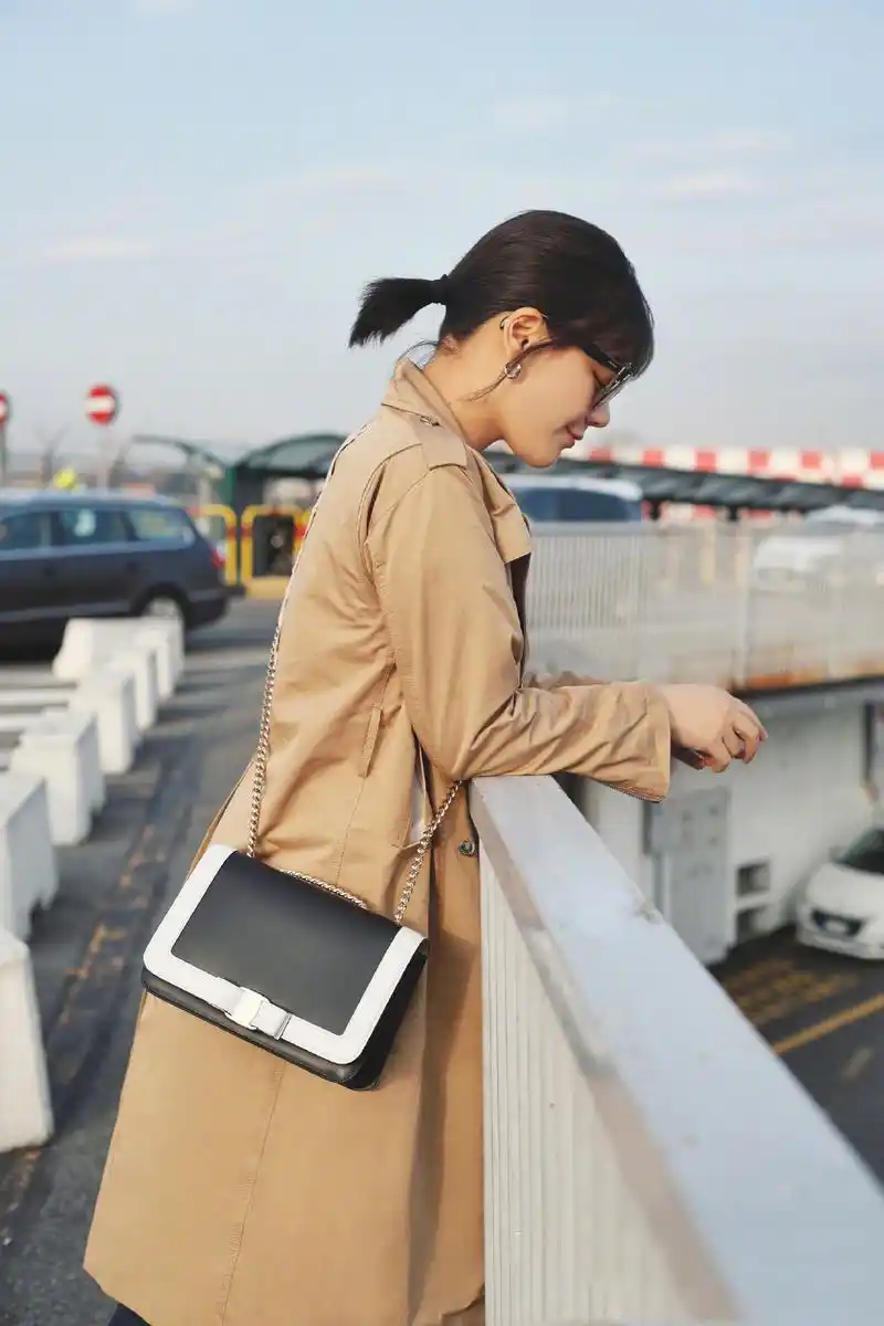 马思纯米兰风衣街拍图片_明星_美桌网