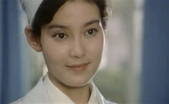 潘虹在电影《人到中年》(1982)中饰演女医生陆文婷