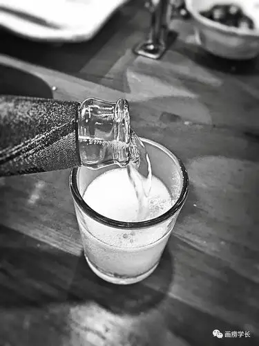 所以大家越来越独立,以前哪有一个人喝酒的呀,那得多孤独多悲伤啊