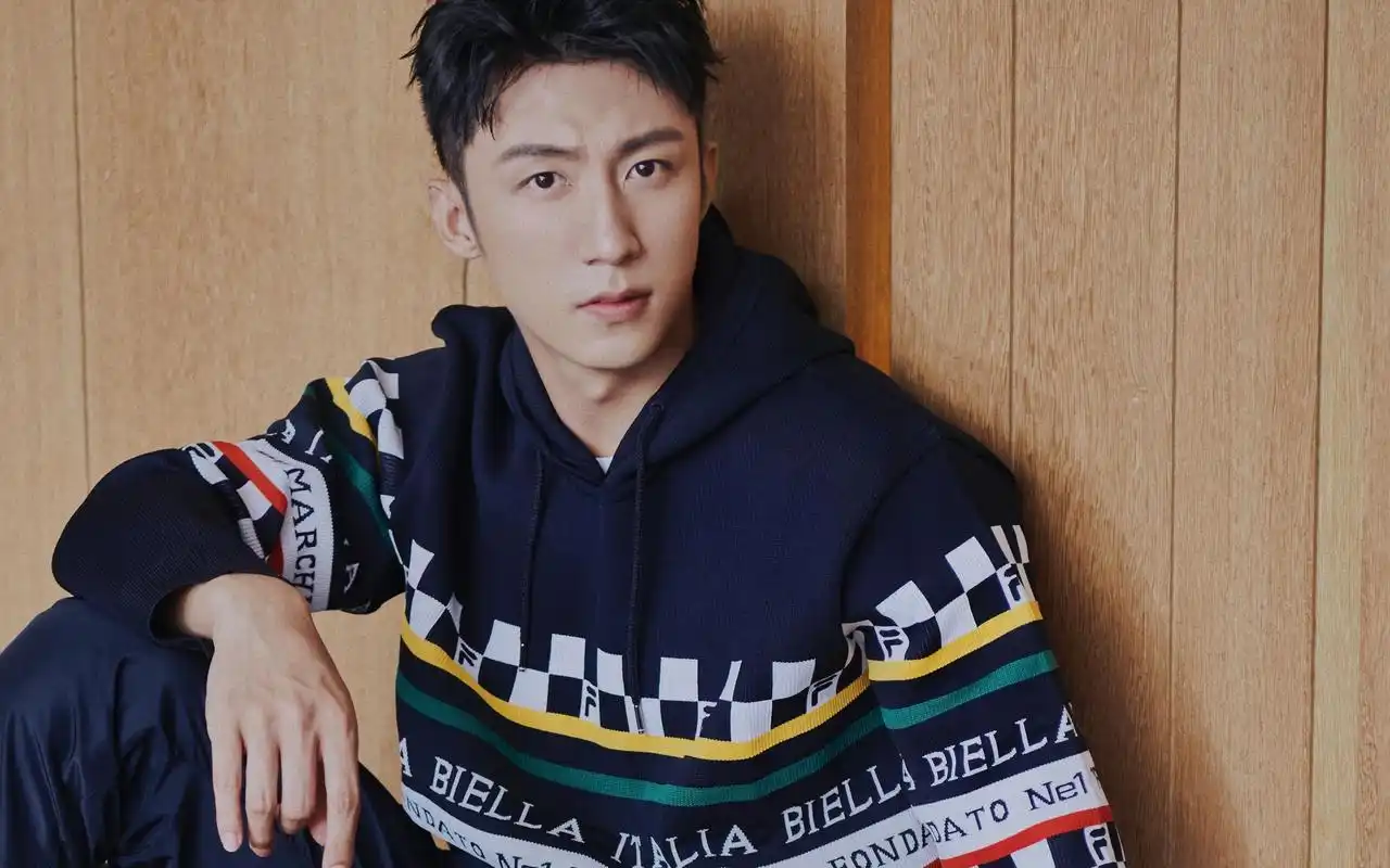 黄景瑜时尚休闲阳光干净迷人写真