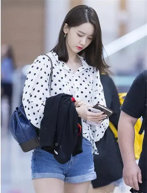 林允儿现身机场,引网友围观,直呼:这才是真正的女神