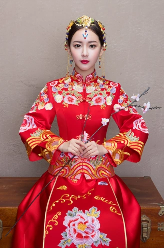 雍容大气修身显瘦收藏相册  中式礼服:秀禾服  颜色选择:喜庆红  礼服