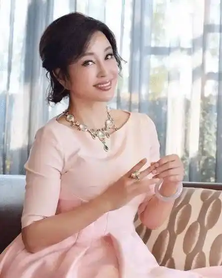 69岁刘晓庆不服老!