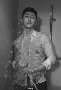 蜜汁自信疯狂扭腰,人家秀身材舔屏他们是要命__财经头条