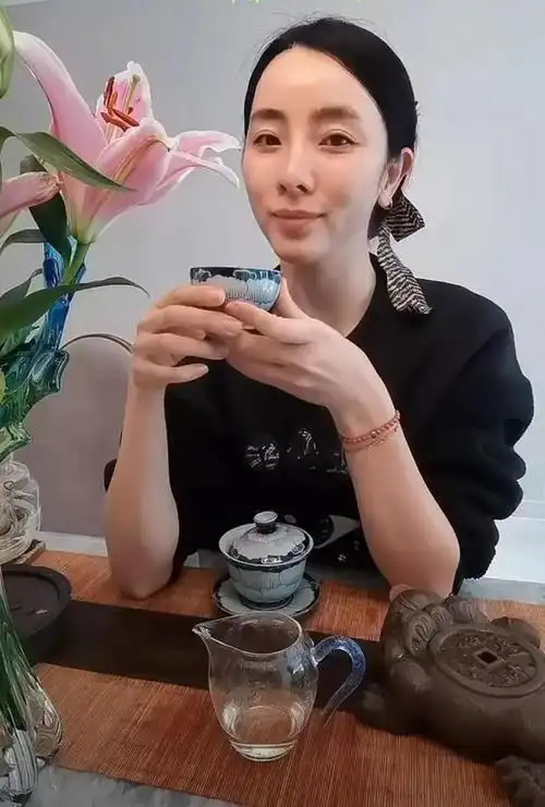 李思思素颜像换了个人五官柔和甜美似小媳妇和舞台气质大不同