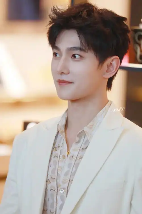 杨洋花卉刺绣白西装