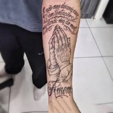 双手合十祈祷的纹身图案(7/9)