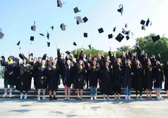 穿学士服拍毕业照却被指像cosplay专科生算不算大学生