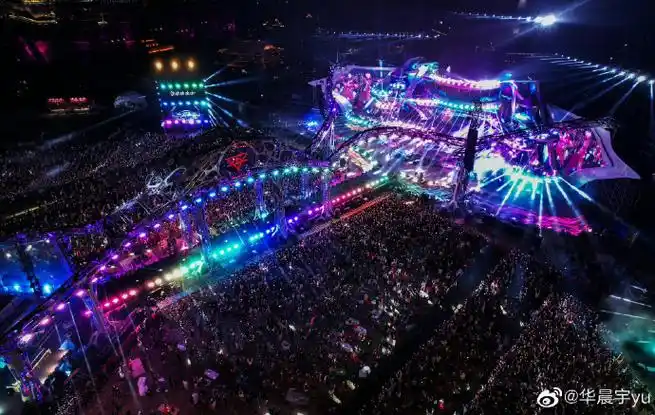 华晨宇2021首创国内超长60米延伸台演唱会,2023更是采用了全机械舞台