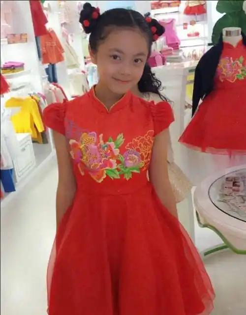 赵今麦小时候真的很可爱了,一款红色短裙十分喜庆,上身旗袍款式使她多
