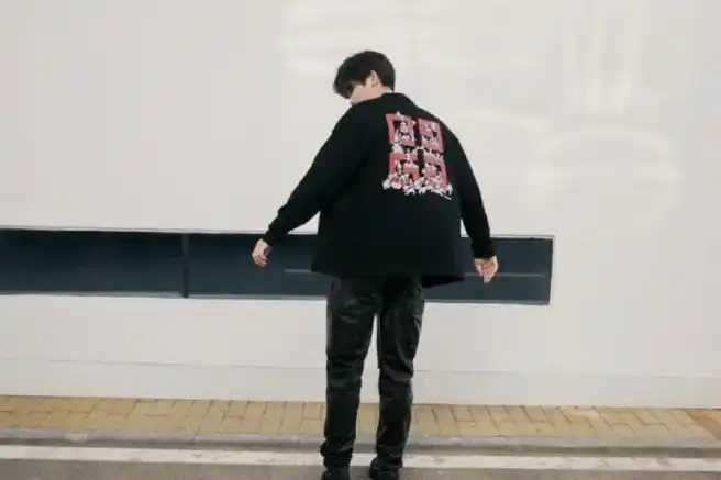 林彦俊时尚大片#林彦俊最新时尚大片!背影杀96!allblack酷劲十足!