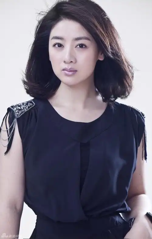 组图:小李琳拍写真 显成熟优雅女人味_高清图集_新浪网