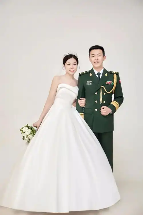520专辑|绿军装白婚纱,爱与坚守同在_腾讯新闻