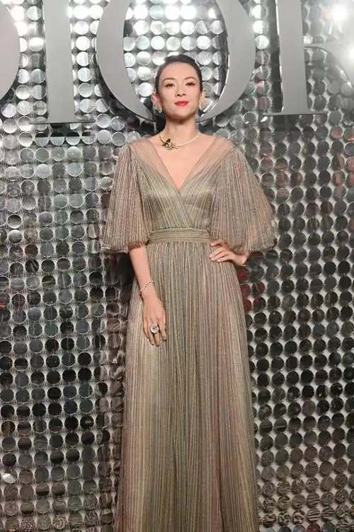 章子怡就算穿上平平无奇的礼服,也挡不住好身材,鱼尾造型更高级|深v
