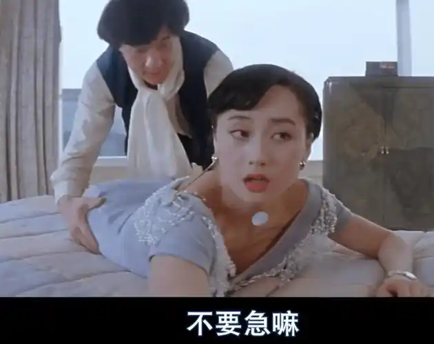 都说男人是视觉动物,自从借着拍电影的机会,成龙对利智又亲又抱又摸的