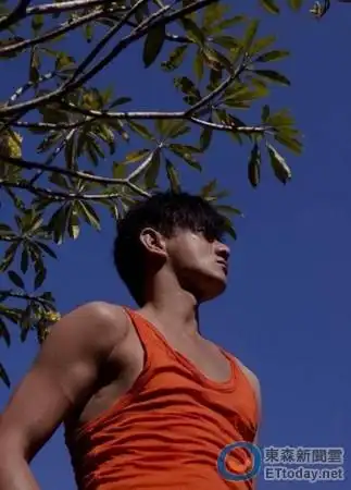 组图:吴奇隆肌肉照写真耍性感 粉丝"围观"(8)