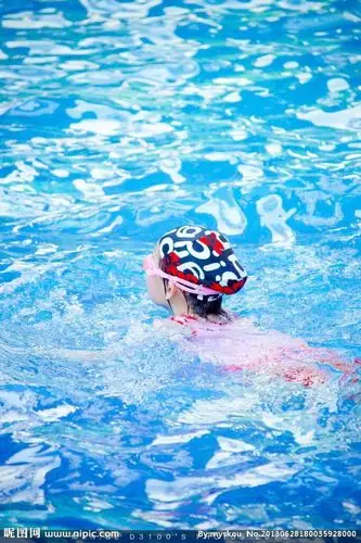 暑假乐趣多多,游泳水花四溅,水下笑声阵阵,开心过好每一天.