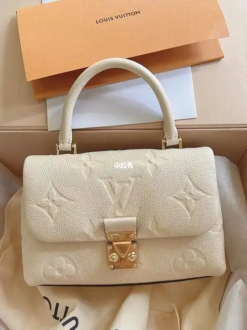 lv白色包包缺了滤镜真不行