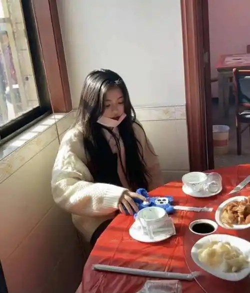 杨超越回老家吃席,坐在席子一角等着吃饭,乖巧听话!_能力_心态_形象