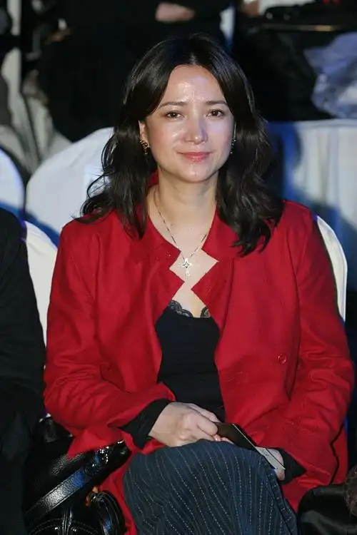 快60岁的何晴老得真实,服装穿搭大气不做作,笑起来还是那么美|服装