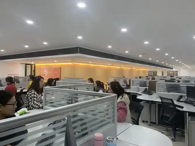 全新亮丽的职场环境,极大地改善了伙伴们的办公环境,调动了每一位员工