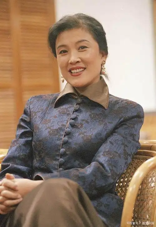 宋春丽:从军旅文艺兵到金鸡奖影后,收养女儿的她用演技诠释人生