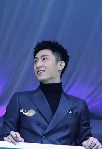 黄景瑜正装杀,满脸笑意的牵着马儿,举止投足散发迷人魅力