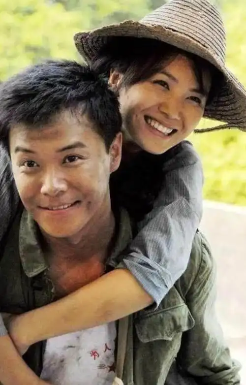 朱亚文妻子沈佳妮放出了自己在国外旅游的照片,照片中的她素颜出镜