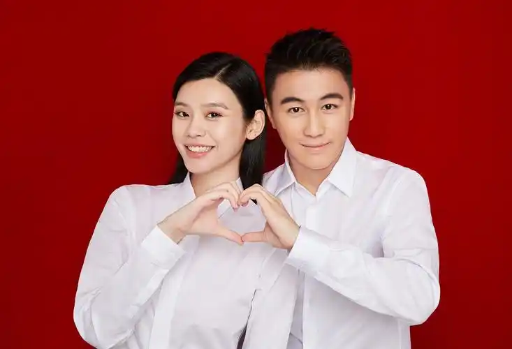 原创奚梦瑶官宣结婚照!何猷君p图太狠变斗鸡眼,刘雯送祝福超亲密