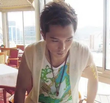 邱泽不信唐嫣因情伤自残 回应指责:我都可承受