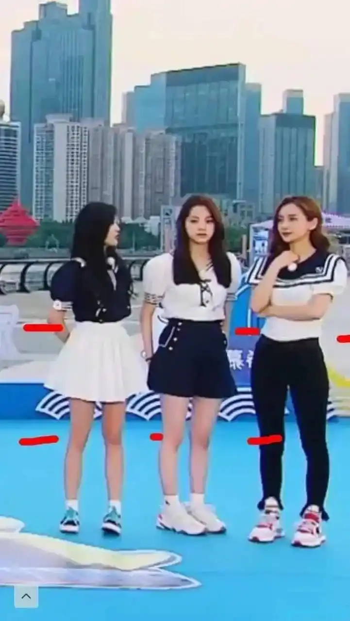 吴宣仪,欧阳娜娜,和baby身高,节目中做游戏光脚几乎同高.