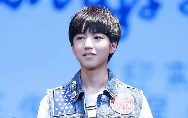 王俊凯王俊凯16岁生日会现场秀舞技与粉丝亲密互动