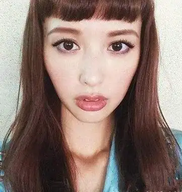 额头窄能剪眉上刘海吗 眉上刘海头顶分线图片_女生扫一扫脸型配发型