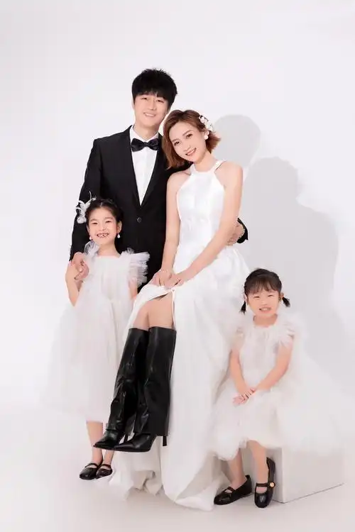 老师说要全家福,同样的一家四口.