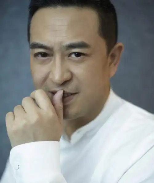 然而,岁月如歌,张嘉译的气质却愈发独特.