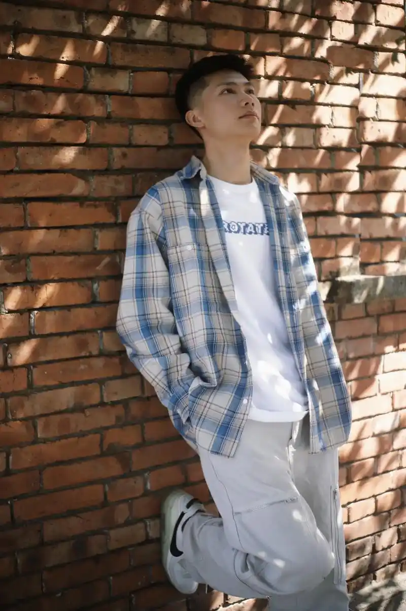 在等你下课的帅哥#摄影 #校园 #少年感 #青春的样子 @d - 抖音